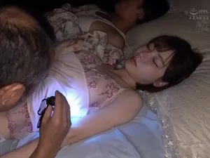 Sau một lần được chị gái dạy hôn, cậu em trai làm liều và muốn đụ chị ấy mỗi ngày