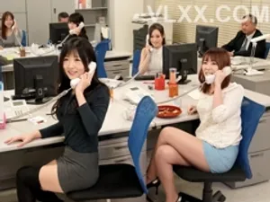 Con trai vừa qua đời thì bố đã tranh thủ đớp luôn bạn gái của con trai xinh đẹp